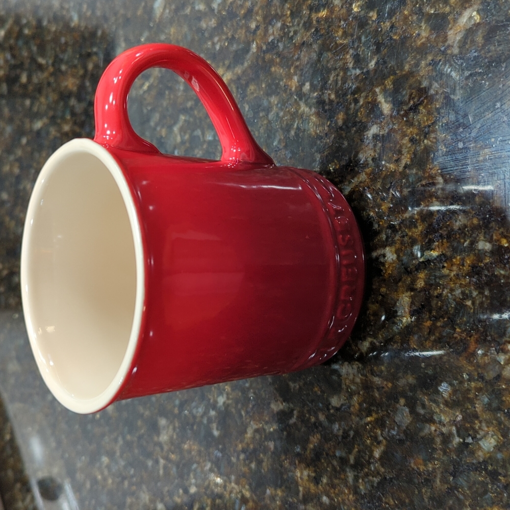 Le creuset mug in cerise